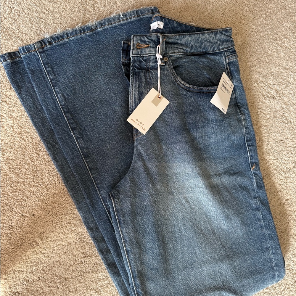 Good American wide leg, relaxed fit Jeans in indigo Blue.